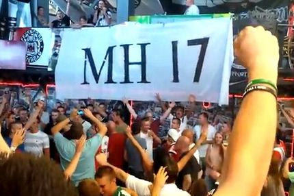 You will never walk alone για τα θύματα της MH17 (VIDEO)