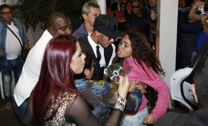 Επίθεση από θαυμάστριες στον Νεϊμάρ