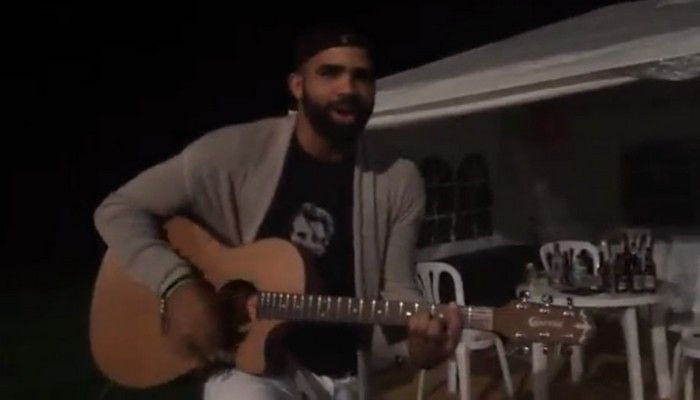 Ο Σάντρο τραγουδάει “CheChe ReRe Che” (VIDEO)