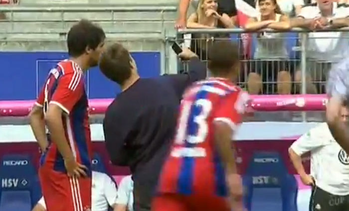 Έκανε “ντου” για selfie (VIDEO)