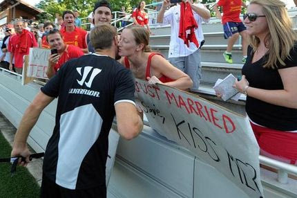 Κοπέλα πλαντάζει στο κλάμα λόγω Τζέραρντ (VIDEO)