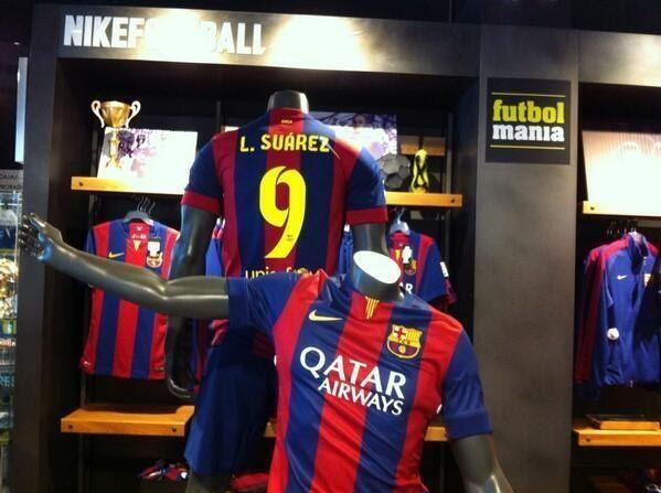 Φανέλες της Μπαρτσελόνα με το όνομα του Σουάρες