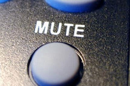 Οι στιγμές που δεν ψάχνεις το mute στο τηλεκοντρόλ