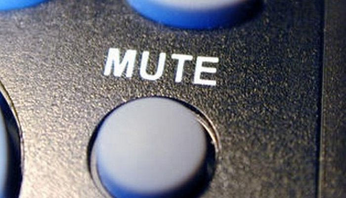 Οι στιγμές που δεν ψάχνεις το mute στο τηλεκοντρόλ