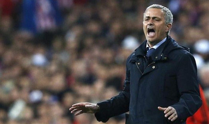 Φταίει η διαιτησία στον Μουρίνιο για τη συντριβή
