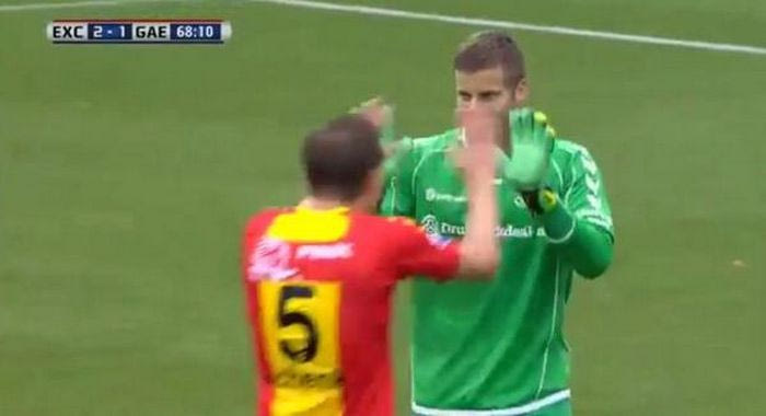 Σκόραρε με βολέ ο τερματοφύλακας! (VIDEO)