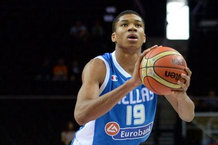 Το έβαλε από το κέντρο ο Αντετοκούνμπο (VIDEO)