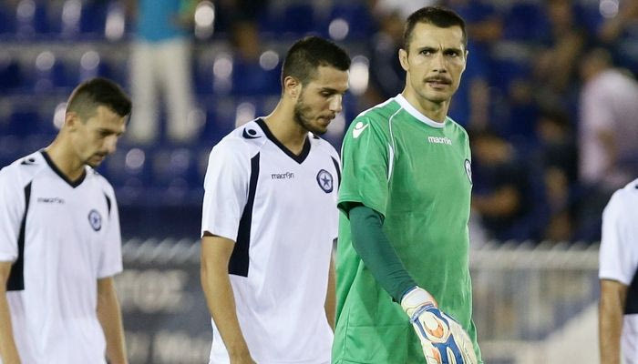 Το σκάφος στα βράχια