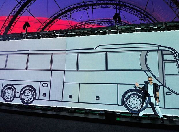 Υπερθέαμα τα αποκαλυπτήρια του πούλμαν της Μπάγερν (VIDEO+PHOTOS)