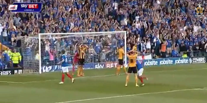 Ασυνεννοησία και απίθανο αυτογκόλ! (VIDEO)