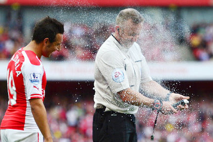 “Έλουσε” με το σπρέι τον Καθόρλα (VIDEO)