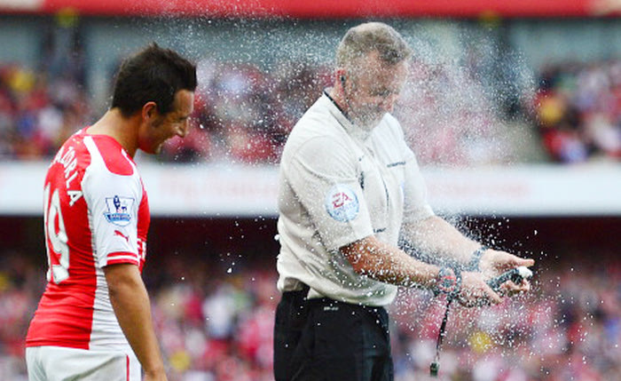 “Έλουσε” με το σπρέι τον Καθόρλα (VIDEO)