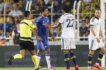 “Τυχερός” ο Ντιέγκο Κόστα από το εγκληματικό τάκλιν του Άλβες (VIDEO)