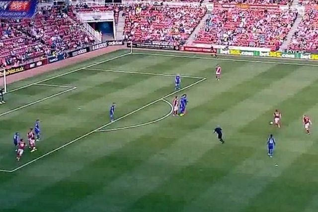 Τρομερή κομπίνα σε φάουλ από τη Μίντλεσμπρο (VIDEO)