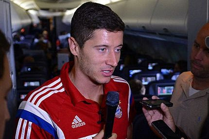 Ο Λεβαντόβσκι μιλά στους δημοσιογράφους από τα 30.000 πόδια