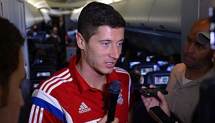 Ο Λεβαντόβσκι μιλά στους δημοσιογράφους από τα 30.000 πόδια