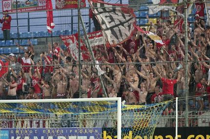 Δέκα λεπτά κήρυγμα από τους οπαδούς στους παίκτες της Μάιντς (VIDEO)!