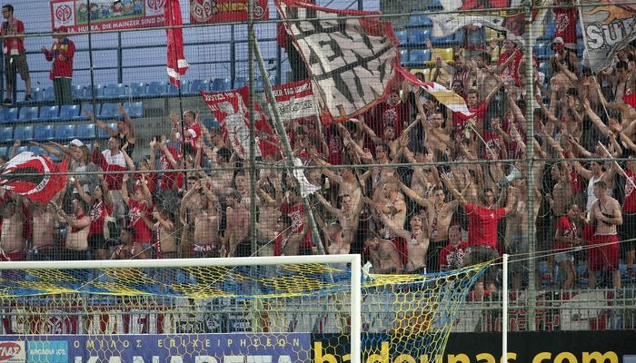 Δέκα λεπτά κήρυγμα από τους οπαδούς στους παίκτες της Μάιντς (VIDEO)!