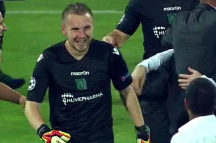 “Βαφτίστηκε” γκολκίπερ κι οδήγησε την Λουντογκόρετς στους ομίλους! (VIDEOS)