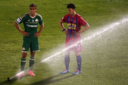 Άνοιξαν τα ποτιστικά την ώρα του αγώνα στη Λεωφόρο! (VIDEO)