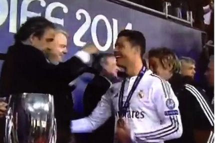 Η γκάφα του Πλατινί με το μετάλλιο του Ρονάλντο (VIDEO)