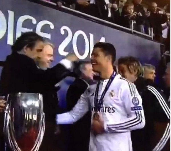 Η γκάφα του Πλατινί με το μετάλλιο του Ρονάλντο (VIDEO)