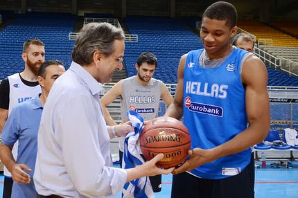 Όταν ο Σαμαράς συνάντησε τον Αντετοκούνμπο (PHOTOS+VIDEO)