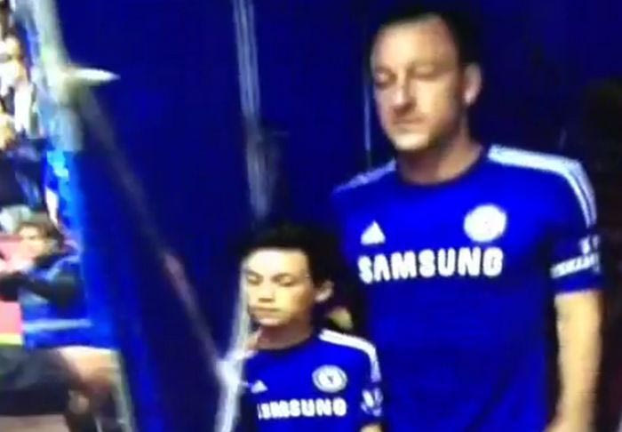 “Γκρέμισε” τον πιτσιρικά ο Τέρι (VIDEO)