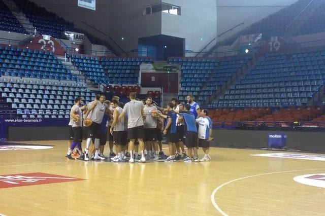 Πρωινή προπόνηση για τους παίκτες της Εθνικής (VIDEO)