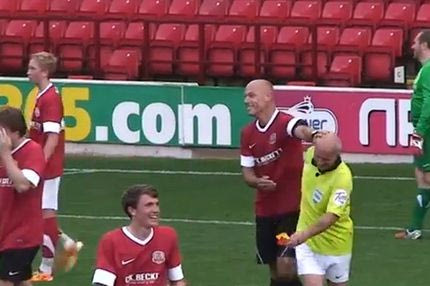 Μοιραίος και ωραίος ο Γουέμπ (VIDEOS)