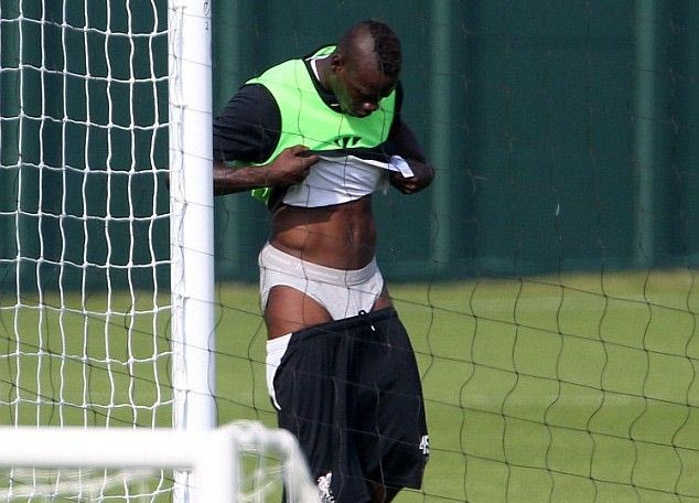 Πρόβλημα με το σορτσάκι ο Μπαλοτέλι (PHOTOS)