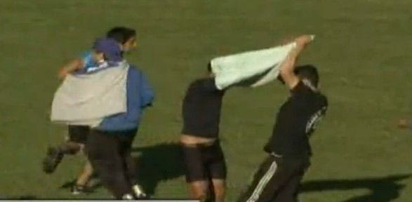 Τον έγδυσαν την ώρα του αγώνα! (VIDEO)