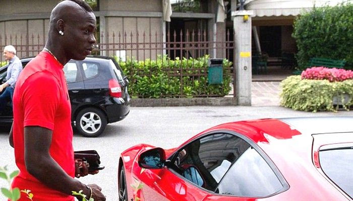 Η κατακόκκινη Φεράρι του Μπαλοτέλι στο Λίβερπουλ (photos)