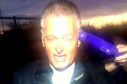 Παρενόχληση ρεπόρτερ με… dildo! (VIDEO)