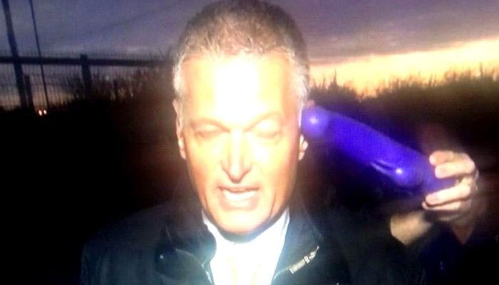 Παρενόχληση ρεπόρτερ με… dildo! (VIDEO)