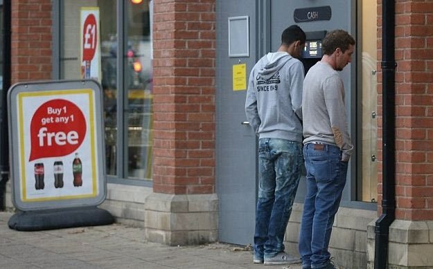 Δεν ήξερε να κάνει ανάληψη από ΑΤΜ ο Ντι Μαρία (PHOTOS)