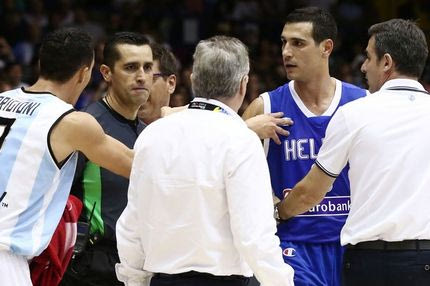 Ο καβγάς μετά το εκπληκτικό τρίποντο του Ζήση (VIDEOS)