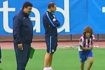 Μιμείται τον Ρονάλντο ο γιος του Σιμεόνε (VIDEO)