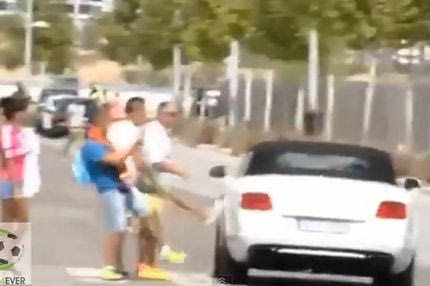 Κλωτσιές στο αυτοκίνητο του Μπέιλ από τους οπαδούς της Ρεάλ! (VIDEO)