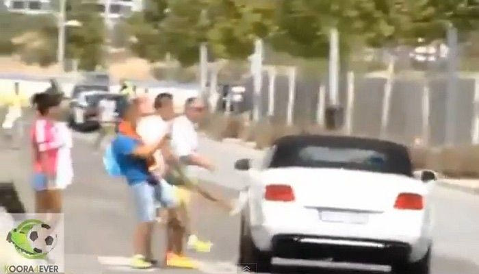 Κλωτσιές στο αυτοκίνητο του Μπέιλ από τους οπαδούς της Ρεάλ! (VIDEO)