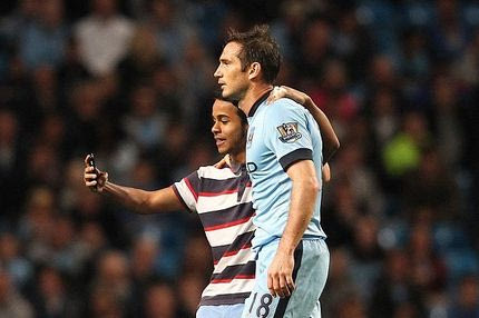 Εισέβαλε για selfie με τον Λάμπαρντ (PHOTOS)