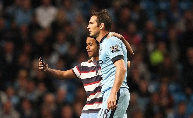 Εισέβαλε για selfie με τον Λάμπαρντ (PHOTOS)