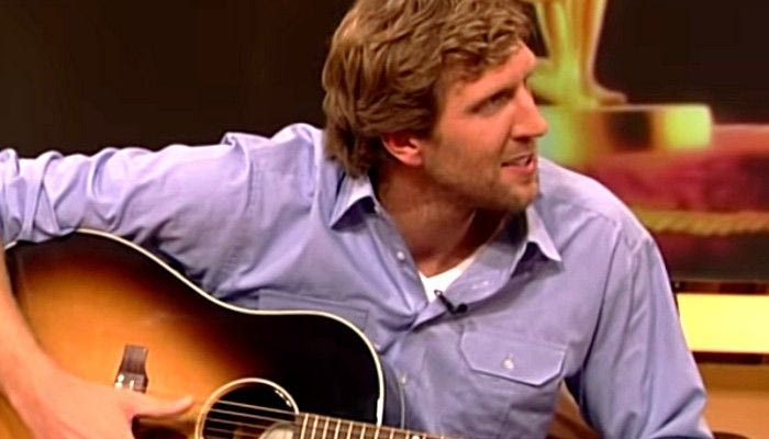 Ο Ντιρκ Νοβίτσκι παίζει κιθάρα (video)