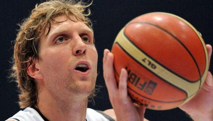 Το δώρο του Νοβίτσκι στην Μέρκελ (PHOTO)