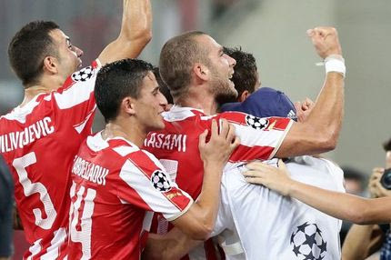 Τριάδα για φίλημα, άμυνα με ερωτηματικά