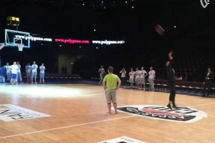 Καλάθι απ’ το κέντρο χωρίς να βλέπει ο Πάρκερ (VIDEO)