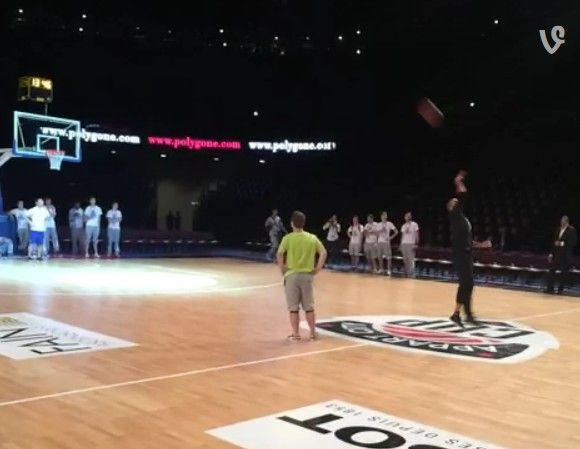 Καλάθι απ’ το κέντρο χωρίς να βλέπει ο Πάρκερ (VIDEO)