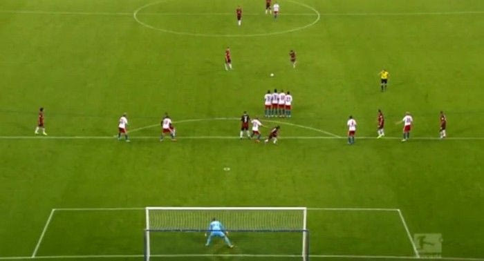 Το απίστευτο απευθείας φάουλ του Πιαζόν (VIDEO)