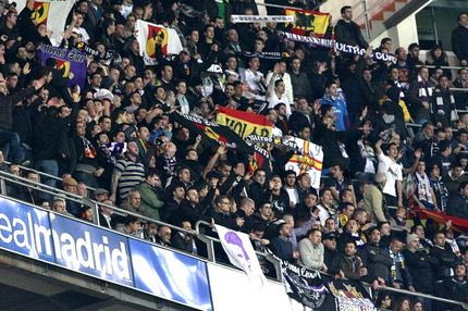 Εβαψαν τον τάφο της συζύγου του Πέρεθ!