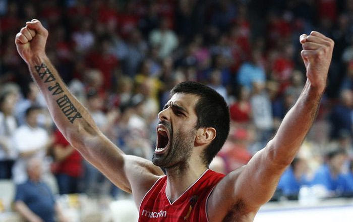 Μία δεκάδα παίκτες ανακοίνωσε η ΑΕΚ